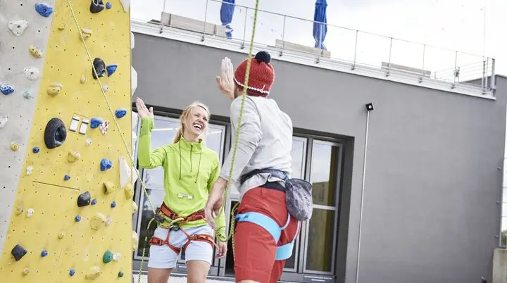 Zwei Personen vor einer Boulderwand | © DAV