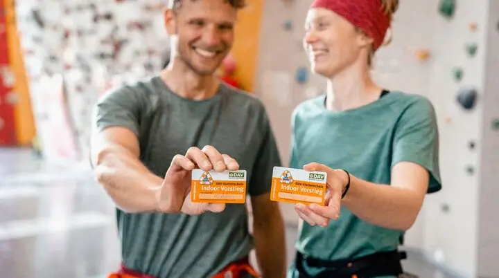 Ein Mann und eine Frau zeigen ihren Mitgliedsausweis in die Kamera | © DAV