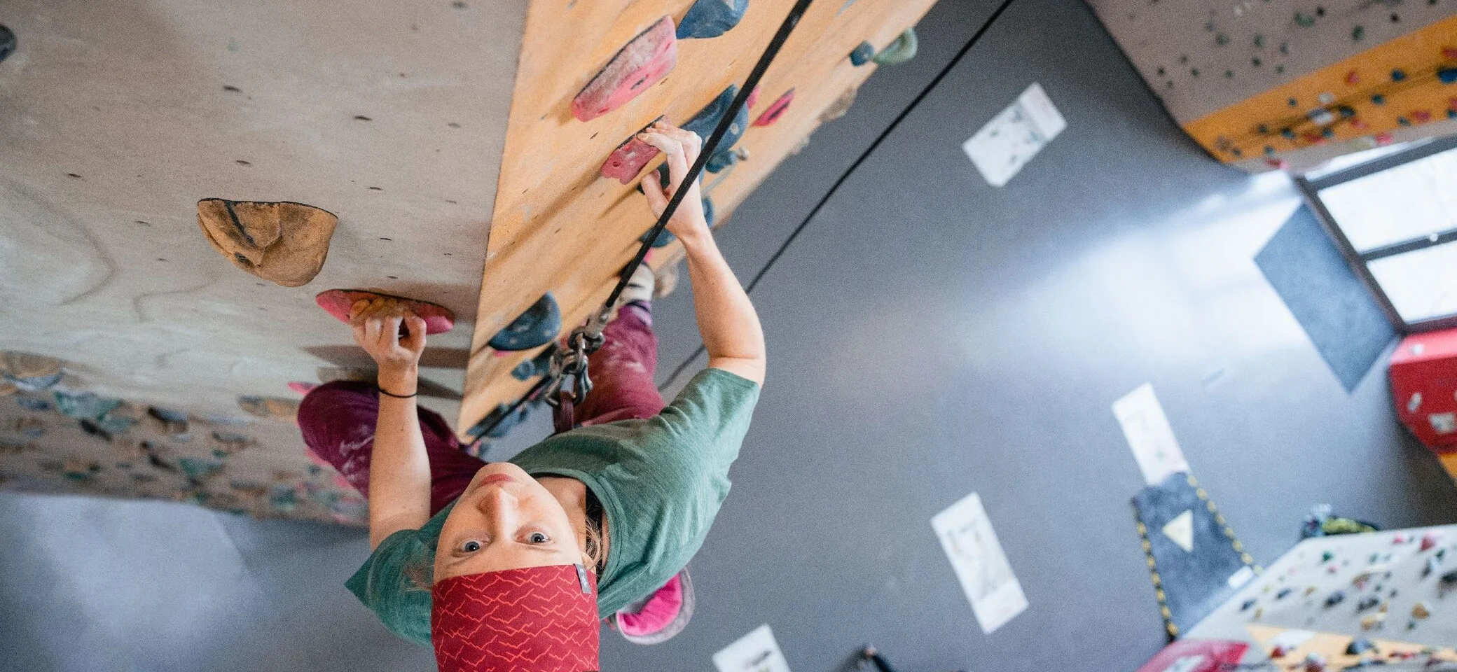 Eine Frau an  einer Boulderwand | © DAV / Marisa Koch