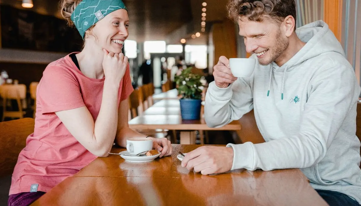 Zwei Menschen sitzen im Bistro eines Kletterzentrums | © DAV / Marisa Koch