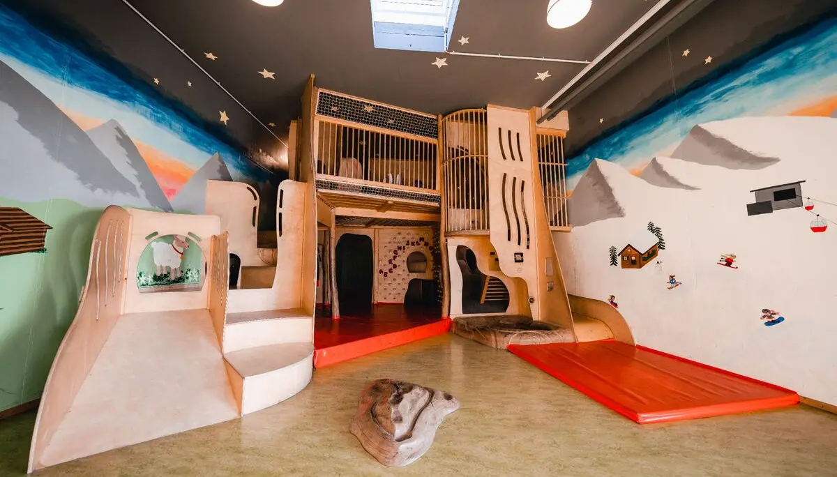 Ein Kinderparadies in einer Kltterhalle mit Matten undkleinen Boulderelementen | © DAV / Marisa Koch