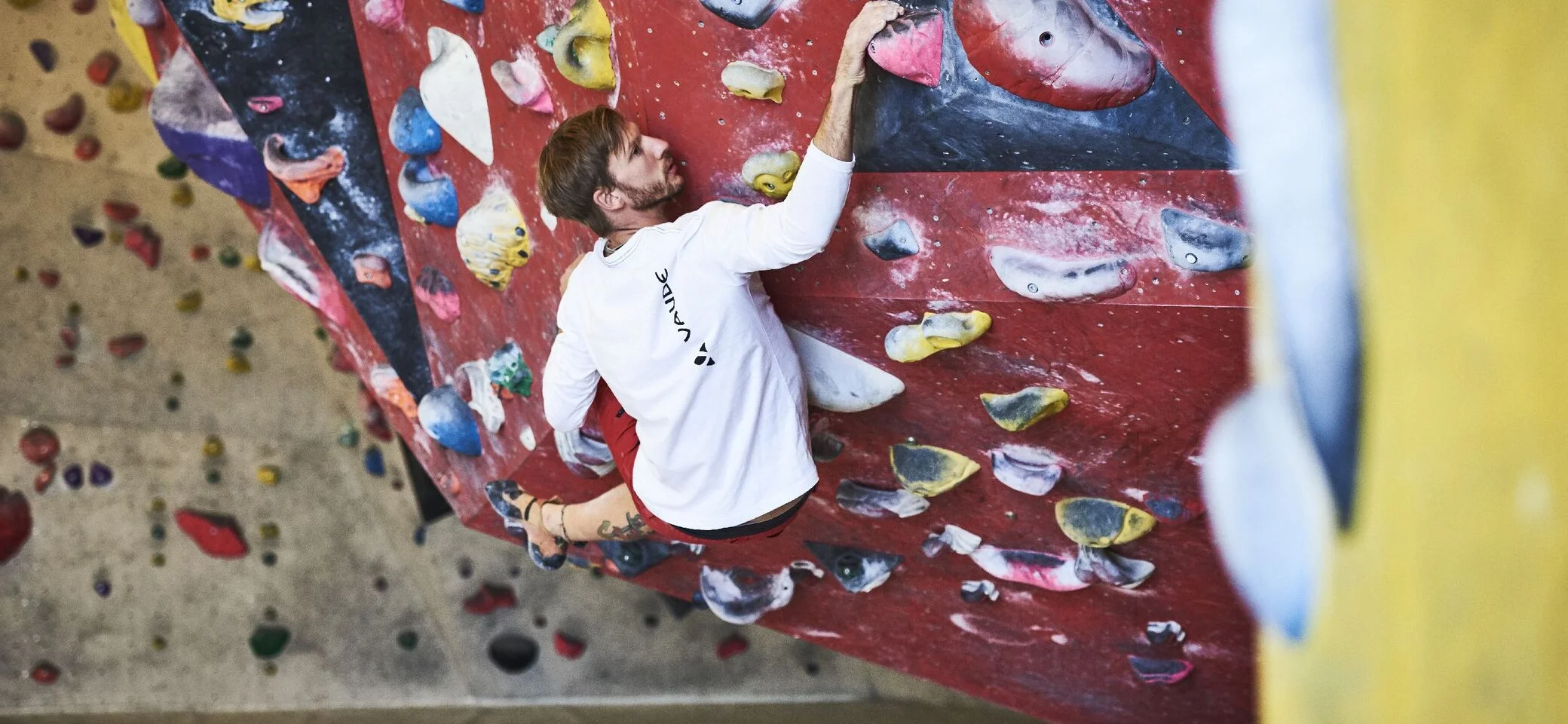 Ein Mann an einer Boulderwand im Kletterzentrum Freimann | © DAV / Marisa Koch