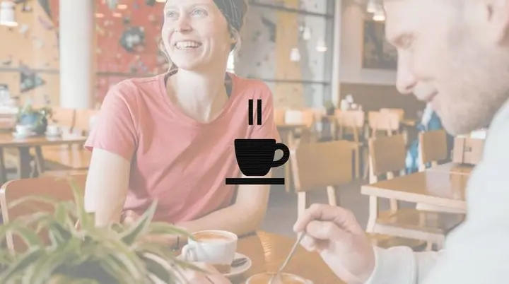 Eine Frau und ein Mann im Sportoutfit in einem Bistro | © DAV / Marisa Koch