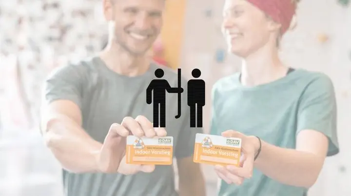 Zwei Personen zeigen ihren DAV-Mitgliedsausweis | © DAV / Marisa Koch