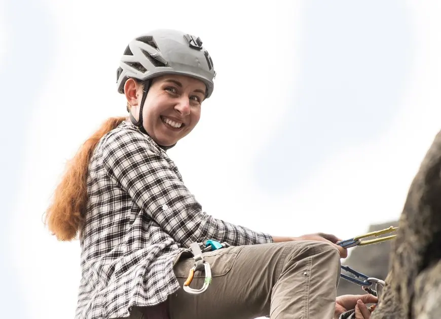 Eine Frau mit Helm beim Klettern | © pixabay - Kara