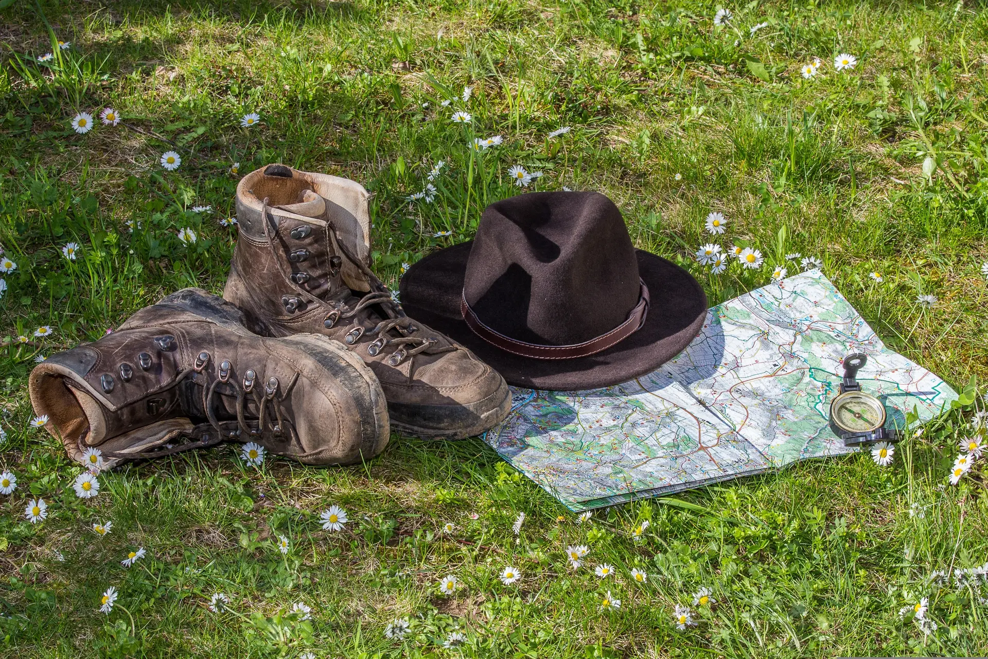 Bergstiefel und Wanderkarte | © Th G / Pixabay